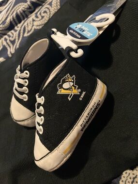 NWT Baby Fanatic Sz 0-6 mths NHL Pittsburgh Penguins Soft Fabric Shoes